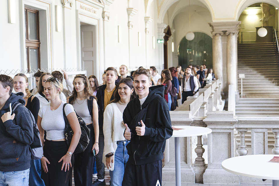 Erstsemestrige erwarten den Studienbeginn