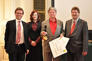 Der erste Träger des Seraphine-Puchleitner-Preises, Christian Fleck (2.v.r.), mit den Vizerektoren Martin Polaschek (l.) und Peter Scherrer (r.) sowie Vera Kummer (ÖH Doktorat GEWI).