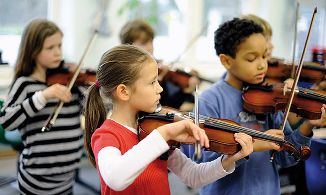 Kinder, die ein Instrument lernen, haben beim Zuhören, Lesen und Rechtschreiben Vorteile, hat eine umfassende Studie ergeben. Foto: Markus Hertrich, Jeki Hamburg.