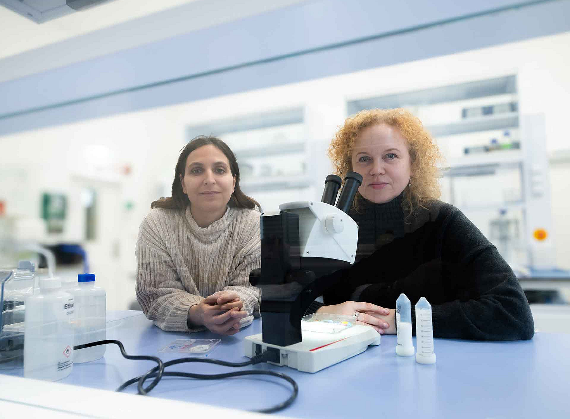 Dalial Freitak (links) und Danae Nyckees ©Uni Graz/Tzivanopoulos