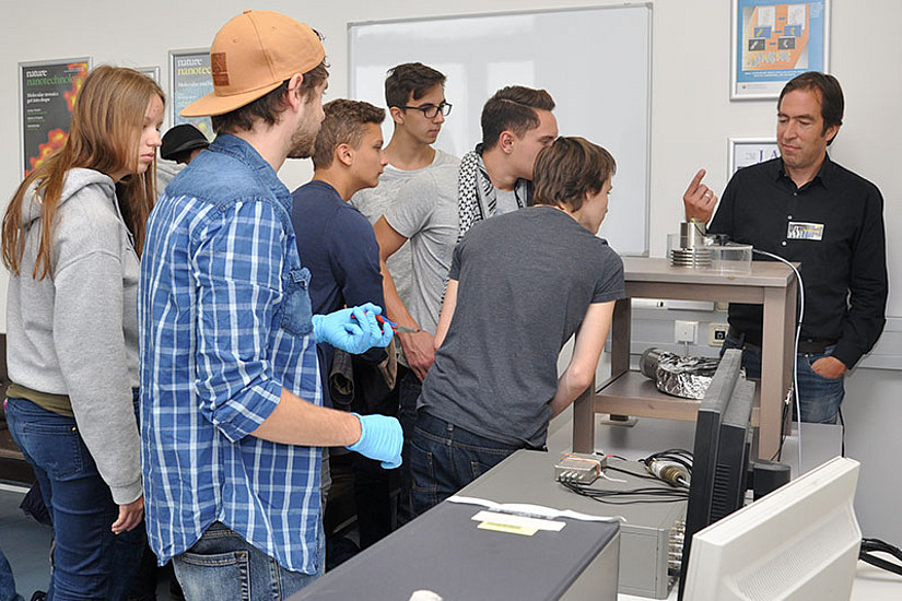 Leonhard Grill zeigte den Jugendlichen, wie sich mit dem Rastertunnelmikroskop Atome sichtbar machen lassen.