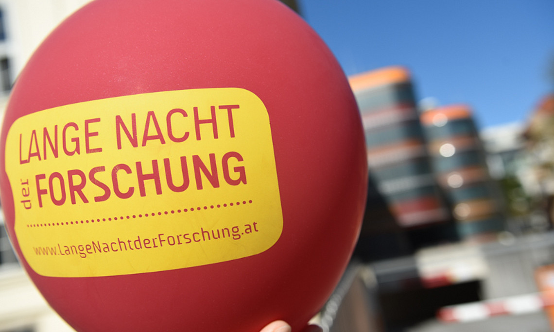 Sehr erfolgreich war die Lange Nacht der Forschung an der Universität Graz. Zahlreiche Schaulustige waren gekommen, um gemeinsam mehr über "Fit bis 100 - gesund geforscht" zu erfahren. Fotos: Uni Graz/Tzivanopoulos