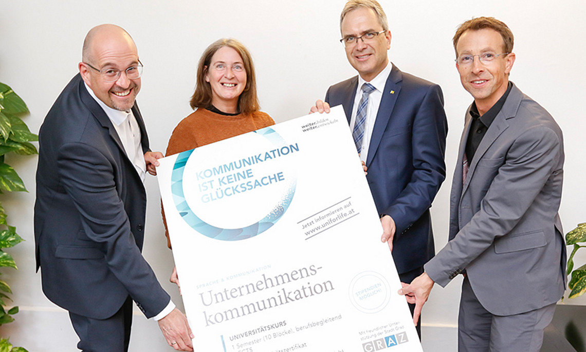 Maximilian Mazelle, Abteilungsleiter für Kommunikation der Stadt Graz, Bürgermeisterin Elke Kahr, Peter Riedler, Geschäftsführender Rektor der Universität Graz, und UNI for LIFE-Geschäftsführer Stephan Witzel (v.l.n.r.) 