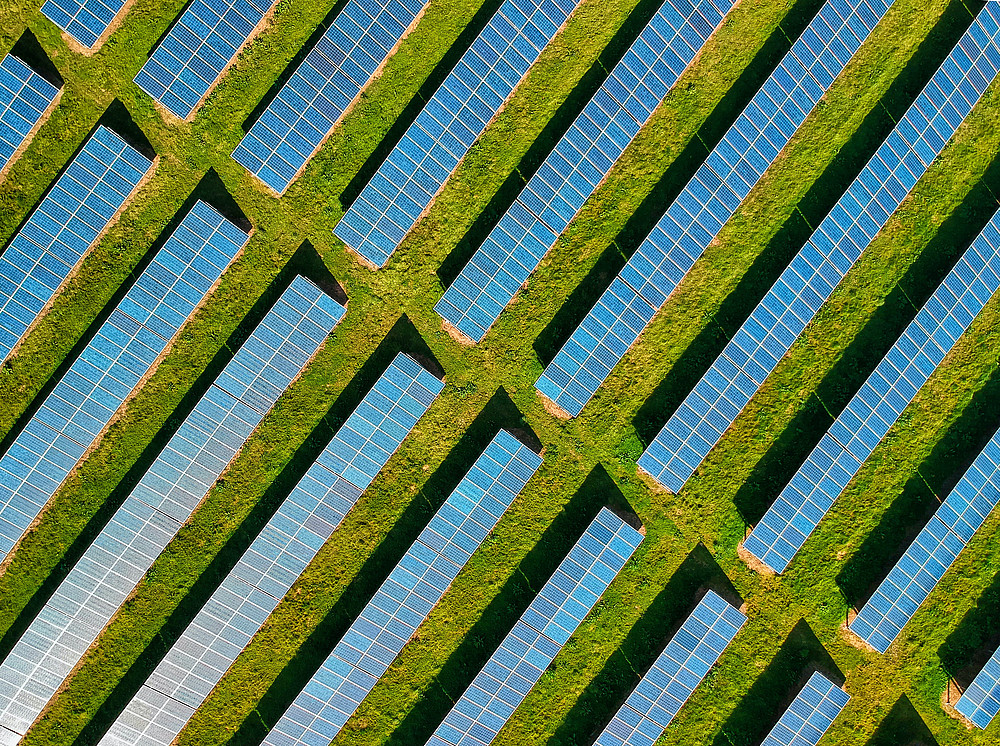 blau-weiße Sonnenkollektoren auf einem Feld ©by Red Zeppelin on unsplash