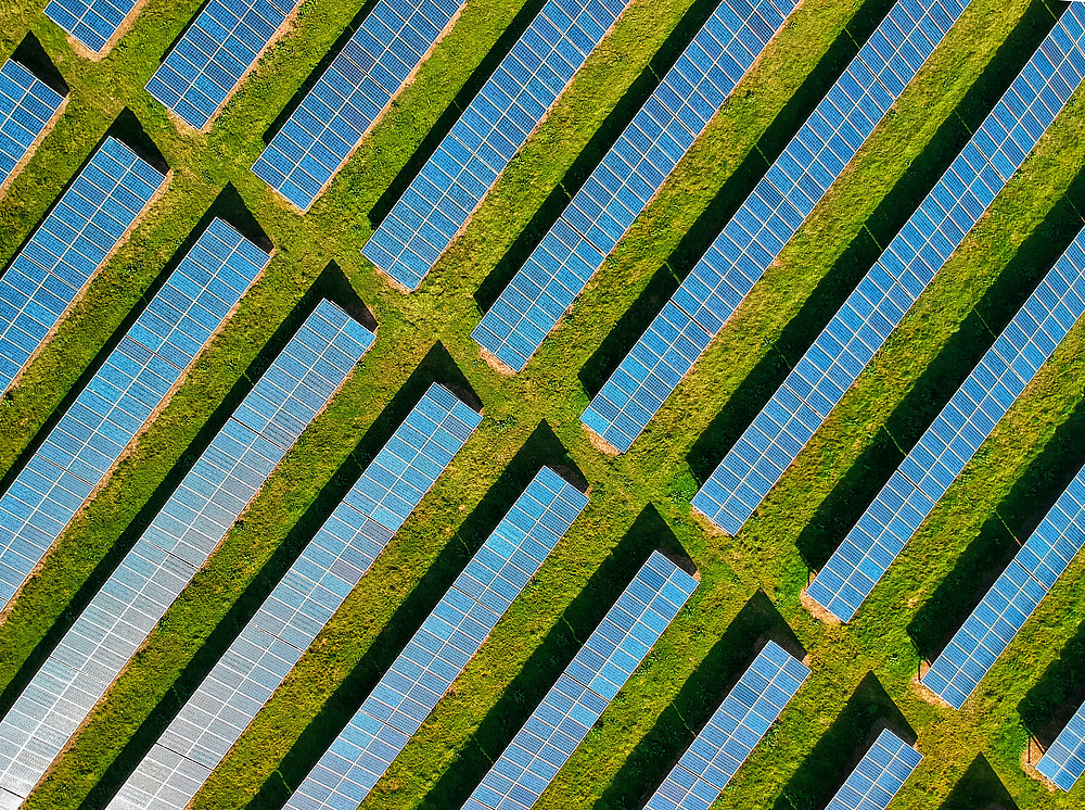 Sonnenkollektoren grün blau ©by Red Zeppelin on unsplash