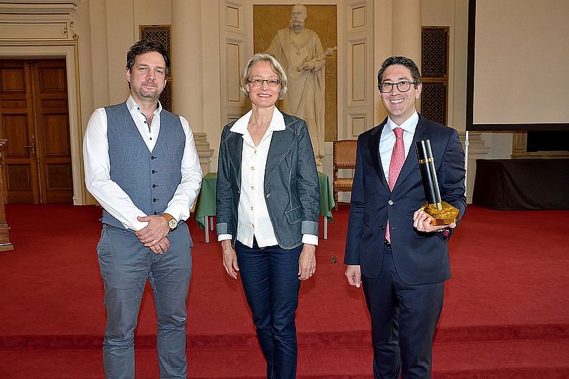 Peter Banzer, Ursula Renz und Walter Doralt (v.l.) freuten sich über die Auszeichnung für ihre hervorragende Doktorand:innenbetreuung. Foto: Uni Graz / Pichler
