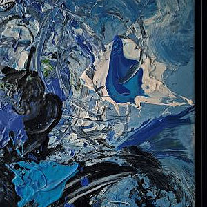 ein abstraktes Kunstbild in verschiedenen Blautönen