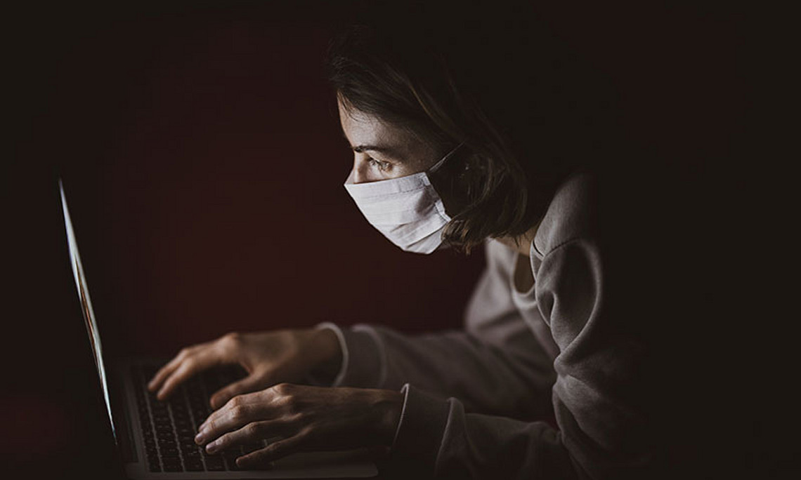 Isoliert vor dem Laptop anstatt mit KollegInnen im Hörsaal: Die Pandemie-Maßnahmen machen auch Studierenden das Leben schwer. Eine Studie erhebt nun, wie sehr. Foto: Unsplash/Engin Akyurt
