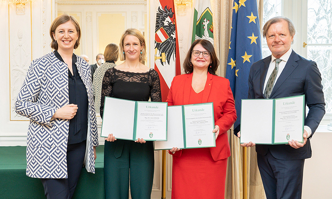 Wissenschaftslandesrätin Barbara Eibinger-Miedl mit den PreisträgerInnen: Julia Danzer, Gabriele Berg, Michael Steiner (v. l. ), nicht am Foto: Norbert Paulo. Foto Fischer