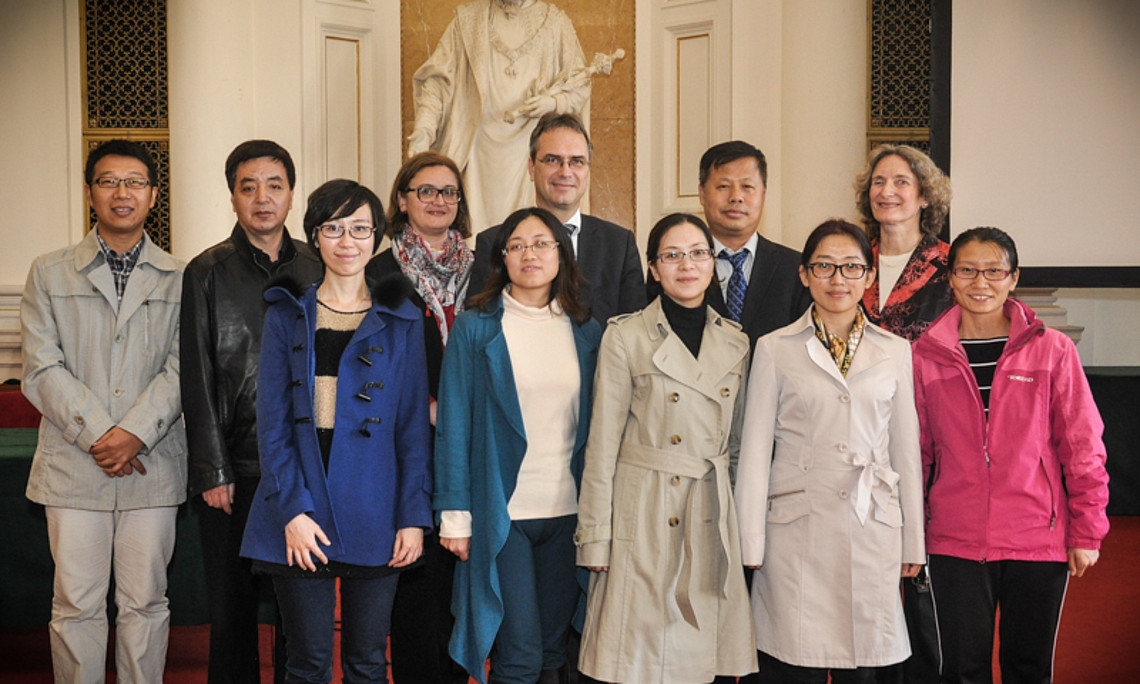 Vizerektor Peter Riedler (2. Reihe Mitte) empfing die chinesische Delegation an der Uni Graz: Vizepräsident der China Academy of Chinese Medical Sciences und Adelheid Brantner (2. Reihe) mit den jungen WissenschafterInnen. Foto: Uni Graz/Tzivanopoulos