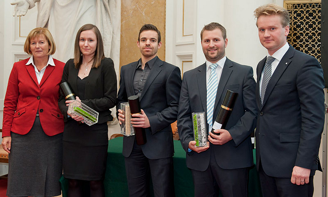 Rektorin Christa Neuper mit den PreisträgerInnen Verena Resch, Stefan Rinnerhofer und Martin Kulterer sowie IV-Vizpräsident Georg Knill (v.l.)