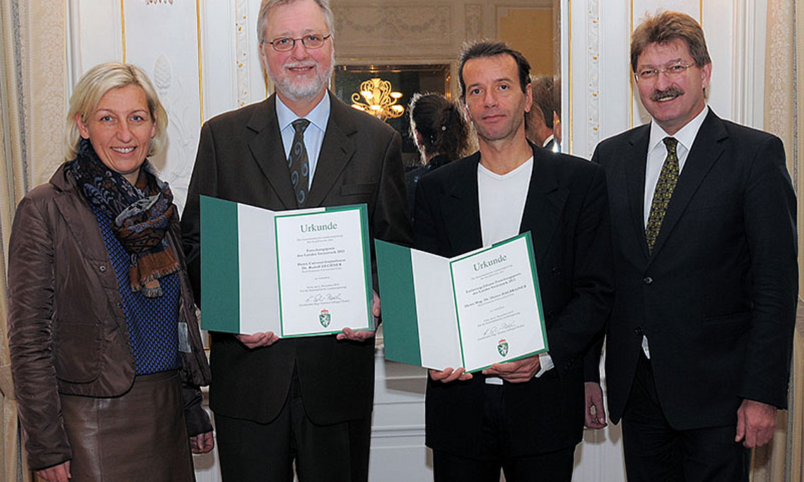 Landesrätin Kristina Edlinger-Ploder mit den Preisträgern Rudolf Zechner und Heimo Halbrainer sowie Peter Scherrer, Vizerektor für Forschung und Nachwuchsförderung der Uni Graz (v.l.)