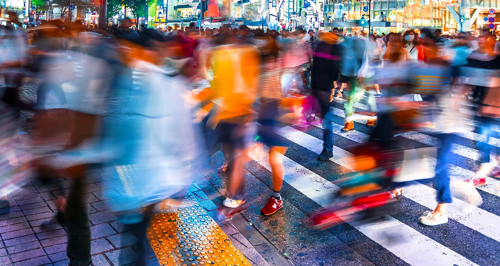 Fußgänger:innen verschwommen ©Tierney by Adobe Stock