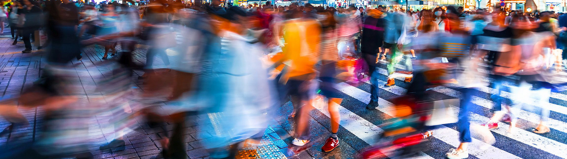 Fußgänger:innen verschwommen ©Tierney by Adobe Stock