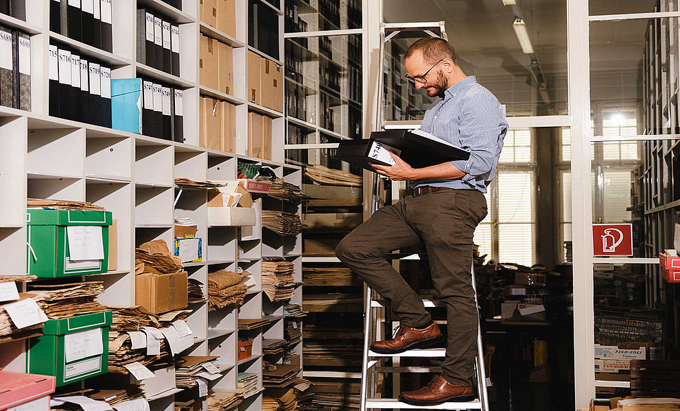Botaniker Adam Clark auf Spurensuche im Archiv zur regionalen Flora Foto: Uni Graz/Schaffernak