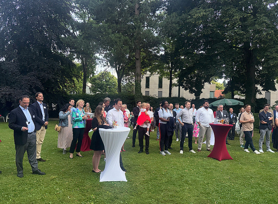 Viele Personen stehen in einem Garten und hören zu ©Anna-Christina Römer-Siegl 