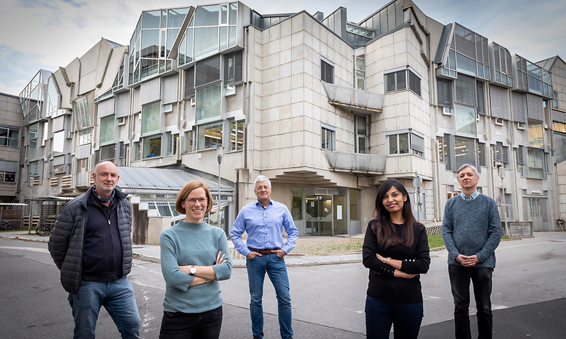 Beschreiben im Journal of Biological Chemistry die Auswirkungen eines DPP3-Knockouts auf das Renin-Angiotensin Systems: Die Grazer BioTechMed-Forschenden Robert Zimmermann, Ulrike Taschler, Peter Macheroux, Shalinee Jha und Karl Gruber (v.l.). Foto: TU Graz/ Lunghammer. 