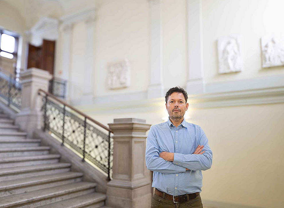 Mann mit blauem Hemd ©Uni Graz/Tzivanopoulos