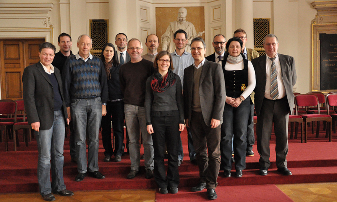 Zahlreiche VertreterInnen anderer Universitäten nahmen an dem Workshop zur nachhaltigen Beschaffung, organisiert von Birgit Natter (vorne Mitte), teil. Vizerektor Peter Riedler (vorne) eröffnete.