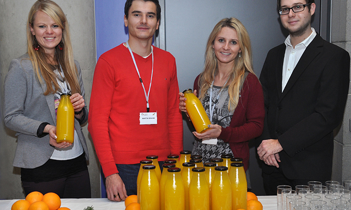 Katrin Adler, Martin Brahm, Christina Grün, Gernot Dreisiebner (v.l.) und Eva Klingenschmid unterstützen pro mente bei der Vermarktung von Saft aus Bio-Orangen. Foto: Pichler/Uni Graz