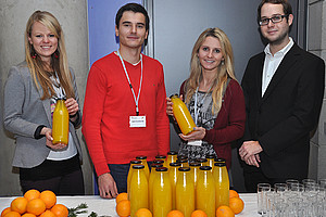 Katrin Adler, Martin Brahm, Christina Grün, Gernot Dreisiebner (v.l.) und Eva Klingenschmid unterstützen pro mente bei der Vermarktung von Saft aus Bio-Orangen. Foto: Pichler/Uni Graz