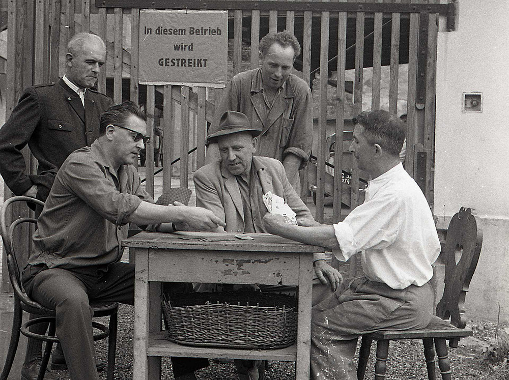 Streikposten vor dem Eingangstor zur Rösselmhle im Jahr 1963. Für Forshcerin Katharina Eisch-Angus ein Indiz für "die Selbstbehauptung der Menschen aus der Mühle und ihrer Umgebung". Foto: Egon Blaschka/Universalmuseum Joanneum 