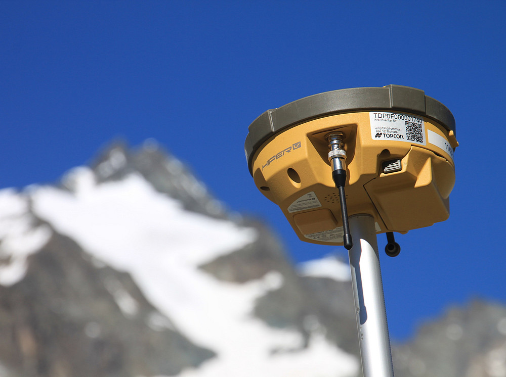 Im Vordergrund einer schneebedeckten Gebrigsspitze befindet sich ein wissenschaftliches Messgerät zur exakten Vermessung des Geländes. Cascade ©Uni Graz / Kellerer-Pirklbauer-Eulenstein