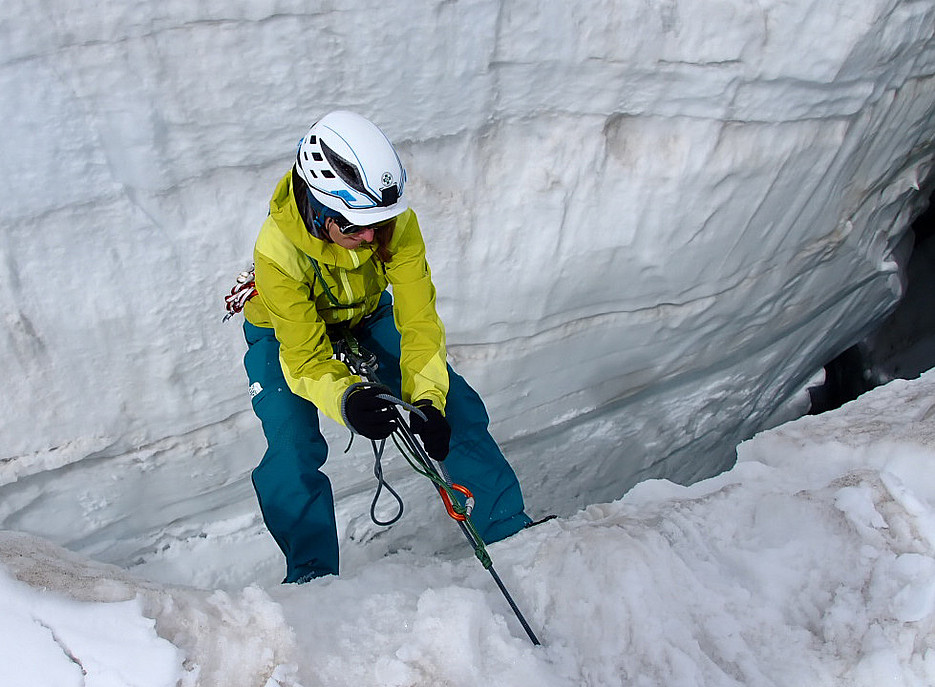 Frau mit Helm und Alpinkleidung seilt sich in eine Gletscherspalte ab ©Thomas Zölss