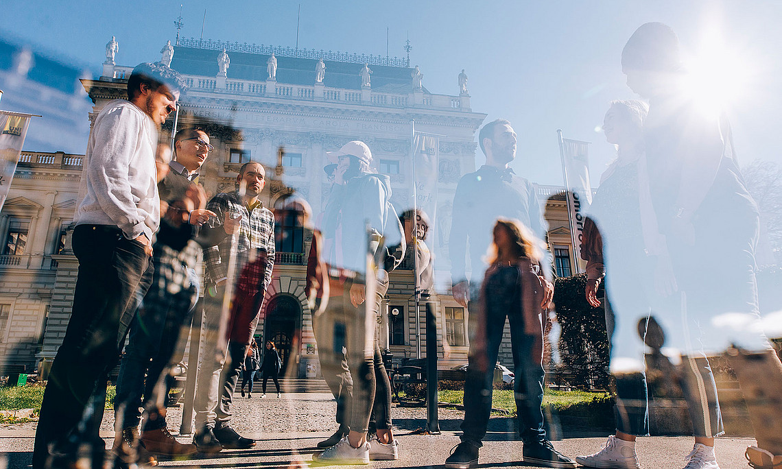 Studierende vor dem Hauptgebäude der Uni Graz