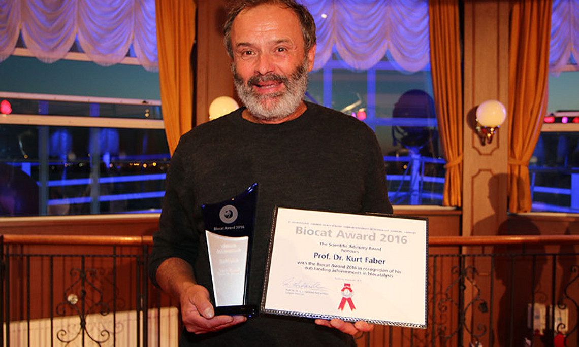Kurt Faber erhielt den biocat2016-Award für sein Lebenswerk. Foto: TUHH. 