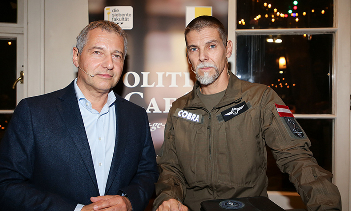 Markus Steppan (l.) diskutierte mit Gerald Haider vom Einsatzkommando Cobra. Foto: Wolf 