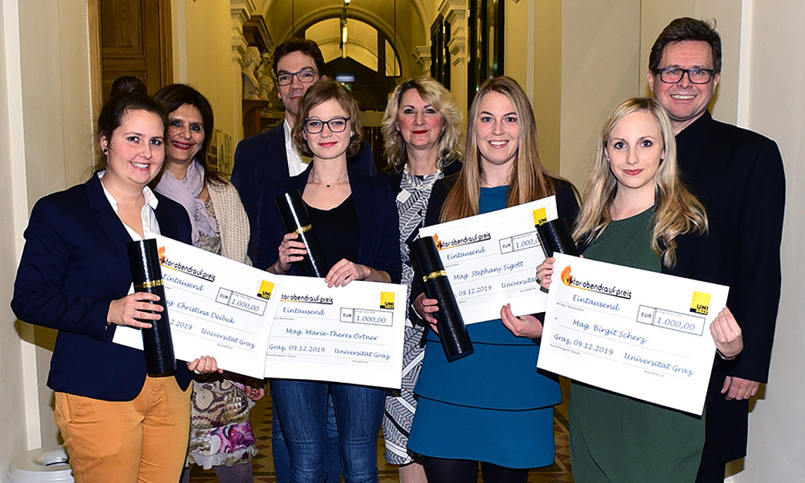 Die Preisträgerinnen und ihre BetreuerInnen: Christina Deibuk, Simona Bartoli-Kucher, Stephan Monschein, Marie-Theres Ortner, Margit Reitbauer, Stephany Sigott und Birgit Scherz mit Rektor Martin Polaschek (v.l.). Foto: Uni Graz/Pichler