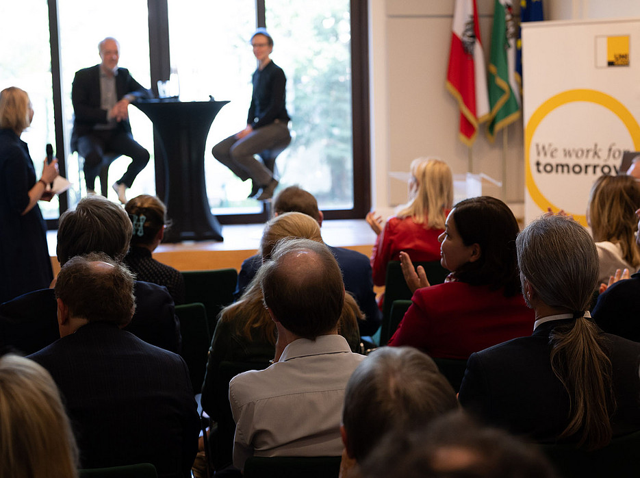 Jana Lasser und Werner Stengg im Gespräch ©© Simon Blackley 2026