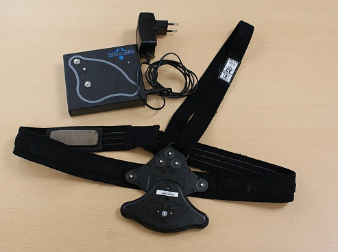 Equivital SEM sensor unit EQ-01 with measuring belt and charging station ©GesPsy / Universität Graz