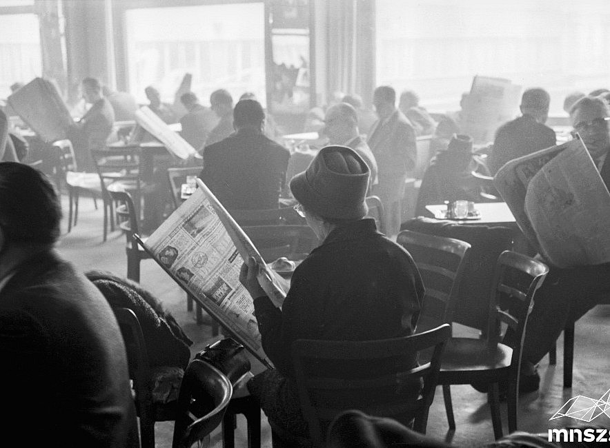 Schwarz-weißes Foto - Menschen in einem Kaffeehaus ©Source of the photo: National Museum of Contemporary History of Slovenia (photo by Marjan Ciglič, 1962). 