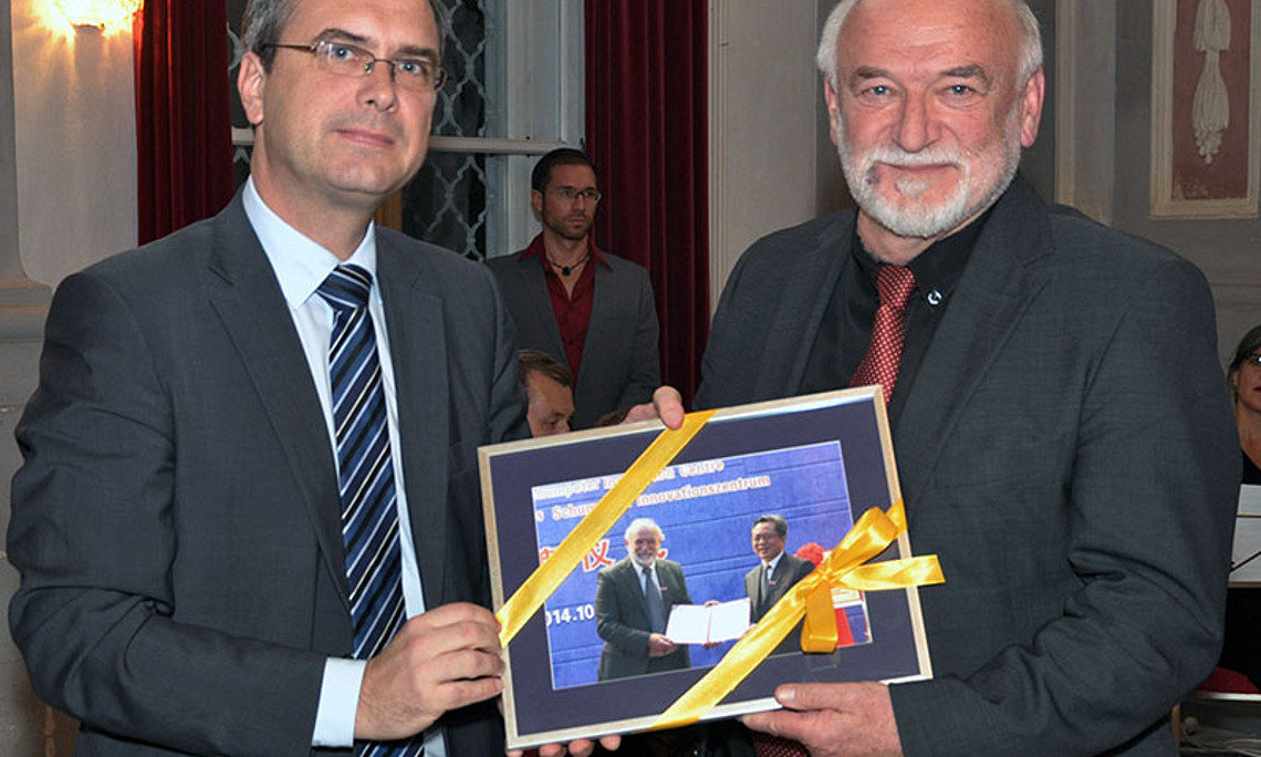 Vizerektor Peter Riedler (l.) überreichte Heinz D. Kurz das Bild von der Ernennung zum Honorarprofessor der Universität Nanjing.