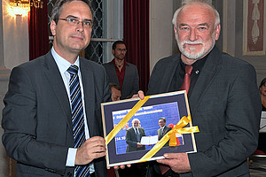 Vizerektor Peter Riedler (l.) überreichte Heinz D. Kurz das Bild von der Ernennung zum Honorarprofessor der Universität Nanjing.
