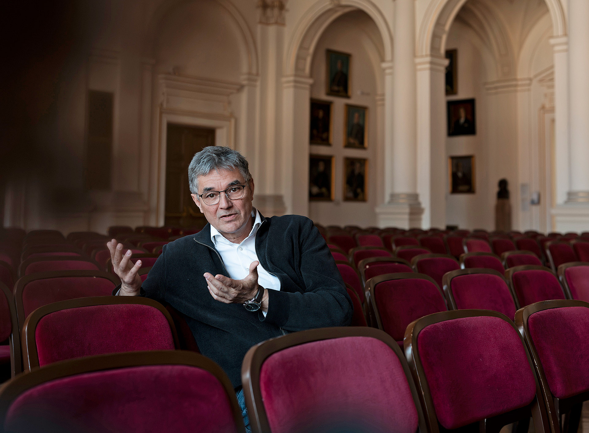 Vizerektor Joachim Reidl sitzt während eines Interviews auf einem Sessel in der Aula der Universität Graz ©KANIZAJ photography 2025