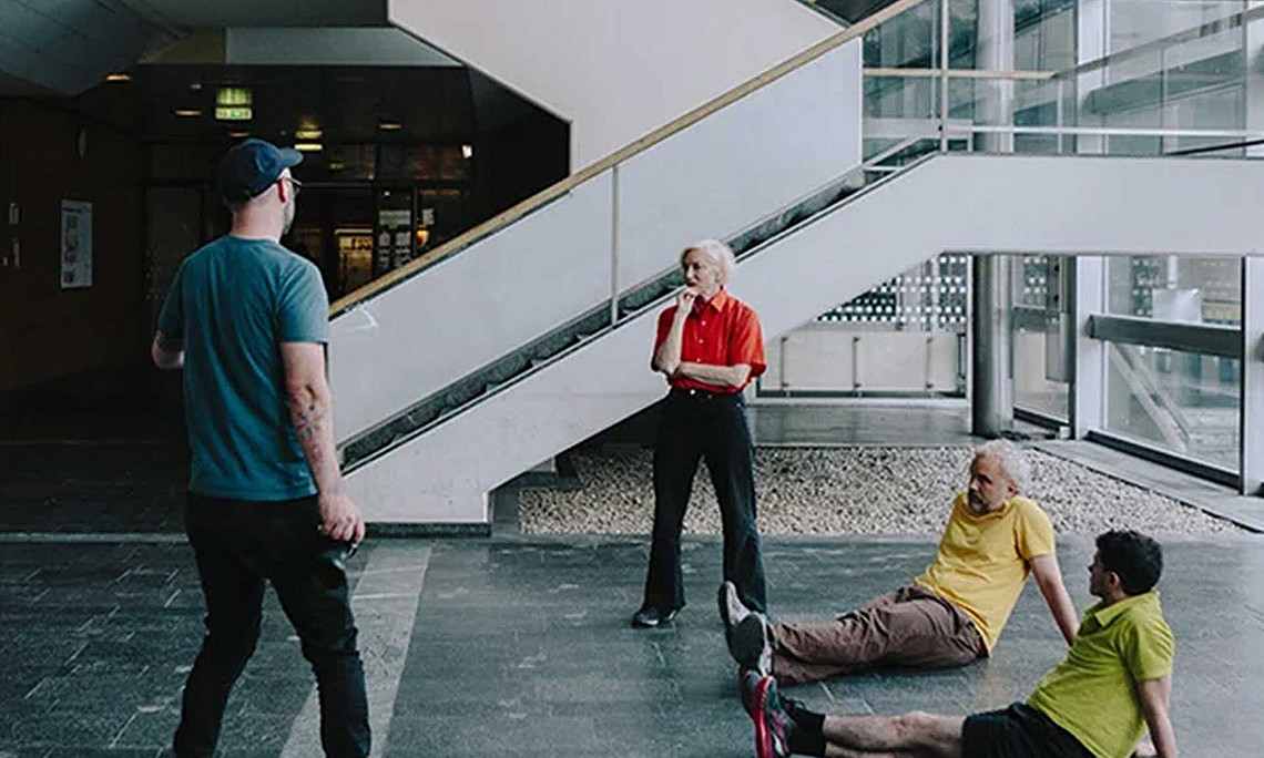 Die Choreografin Meg Stuart setzte sich in ihren neuen Videoarbeiten „Shelf Life“ und „Circuit Bending“ mit der Vorklinik auseinander. 