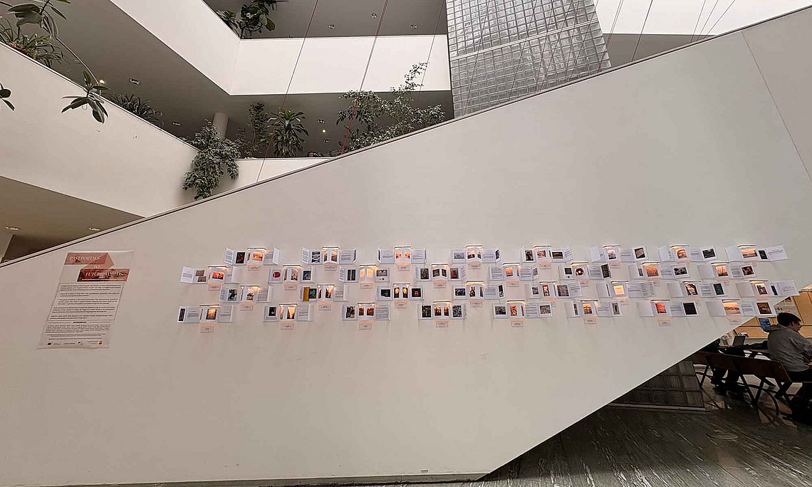 Auf einer Wand sind Fotos und Texte angebracht.