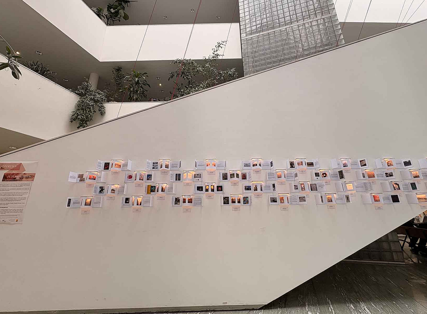 Auf einer Wand sind Fotos und Texte angebracht. 