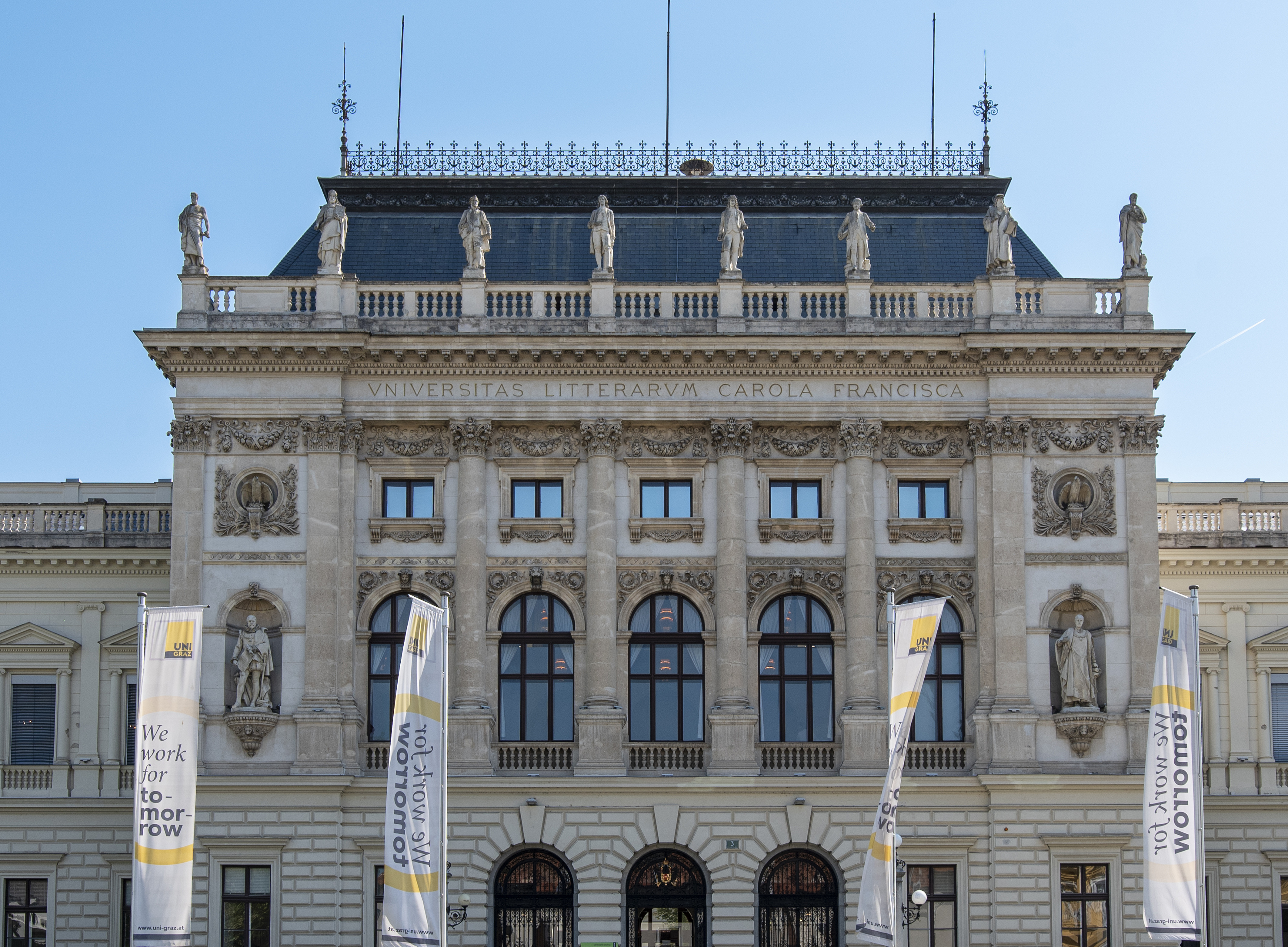 A picture of the main building of Uni Graz on a sunny day ©Universität Graz