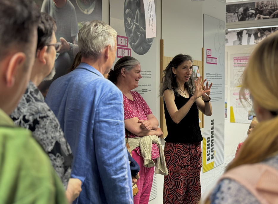 Teilnehmer:innen bei einer Führung durch die Sonderausstellung „Demokratie er-leben“ im UniGraz@Museum | Foto: Uni Graz/Plattner 