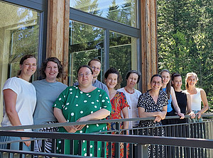 Das Team des Arbeitsbereichs steht auf einem Balkon. 