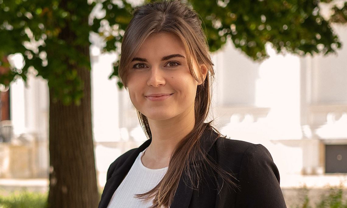 Foto von Anja Krasser im Hof der Universität