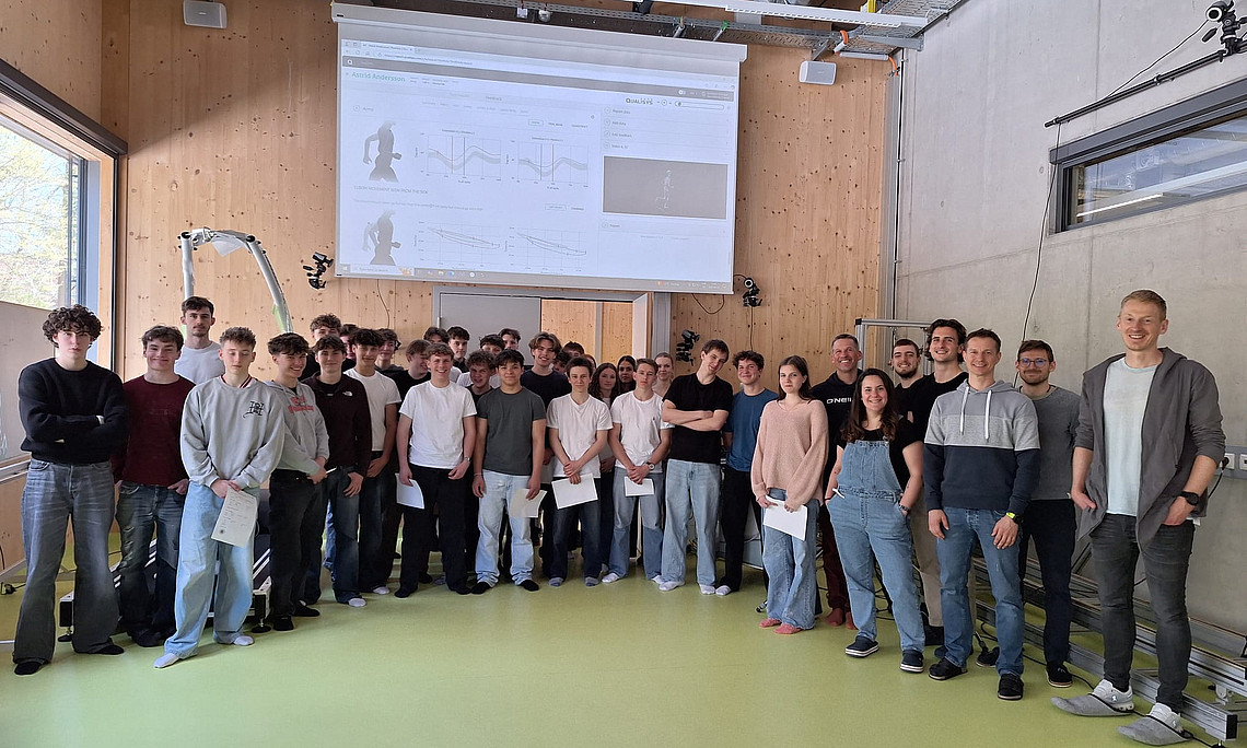 Gruppenbild Schüler:innen im Biomechaniklabor