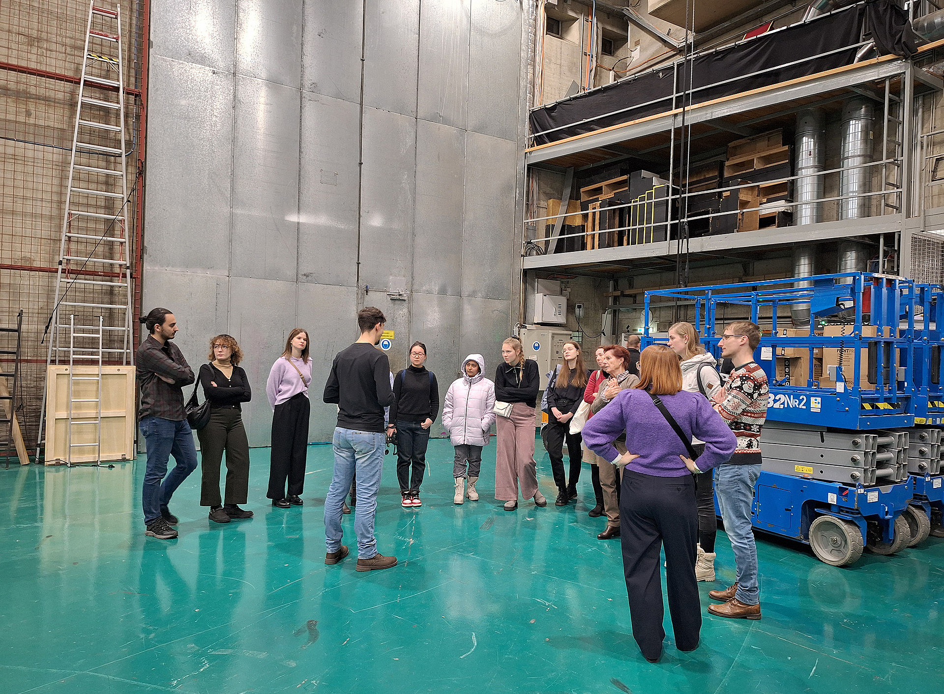 Eine Gruppe an Personen ist backstage bei der Oper ©Uni Graz/Martina Mayer-Krauss