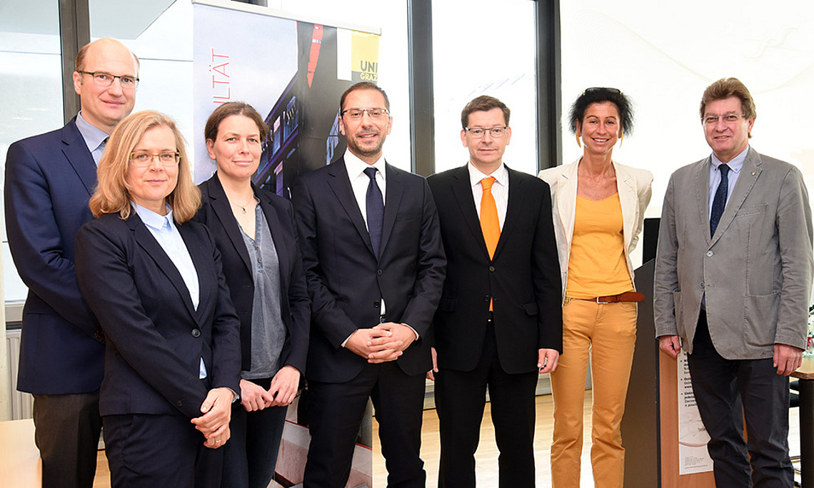 OrganisatorInnen und ReferentInnen der Tagung "Die digitalisierte Person": Gregor Kirchhof, Elisabeth Staudegger, Iris Eisenberger, Thomas Kröll, Stefan Storr, Brigitta Lurger, Vizerektor Peter Scherrer; Foto: Uni Graz/Eklaude