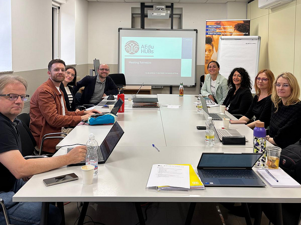 das AEduHUBs-Projektteam, das um einen Tisch herum sitzt ©AEduHUBs Projektteam