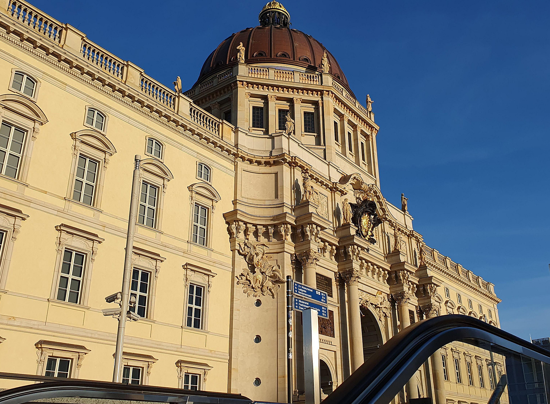 Humboldt Forum Blick von außen von U-Bahnaufgang ©Arnold Kienreich